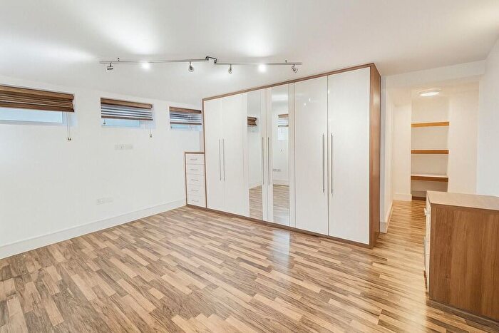 2 Bedroom Apartment To Rent In Georgian Court - Vivian Avenue, NW4