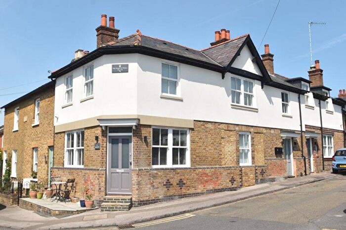 1 Bedroom Apartment For Sale In Cross Road, Weybridge, Surrey, KT13