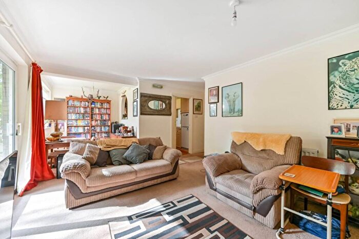 1 Bedroom Flat For Sale In Morecoombe Close, Kingston Hill, Kingston Upon Thames, KT2