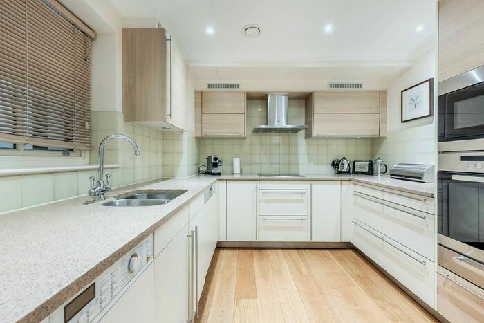 2 Bedroom Flat To Rent In Hyde Park Gate, Kensington, London, SW7