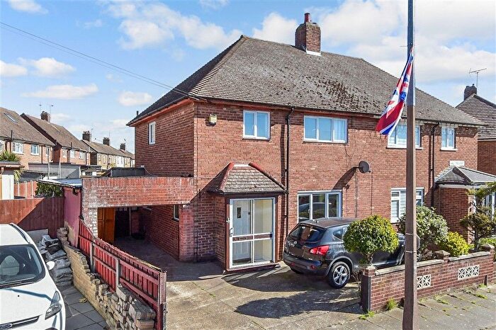 3 Bedroom Semi Detached House For Sale In Hall Crescent, Aveley, South Ockendon, Essex, RM15