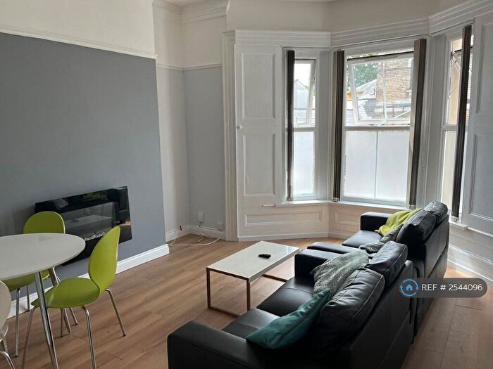 1 Bedroom Flat To Rent In Clytha Square, Newport, NP20