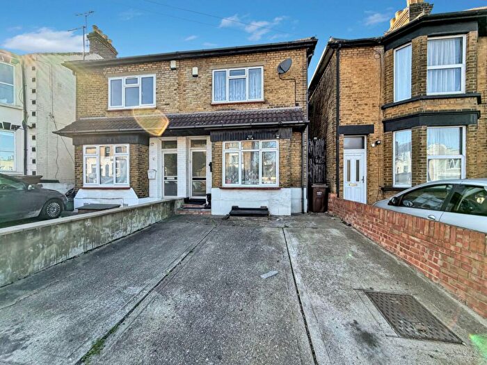 3 Bedroom Semi Detached House For Sale In Napier Road, Gillingham, ME7