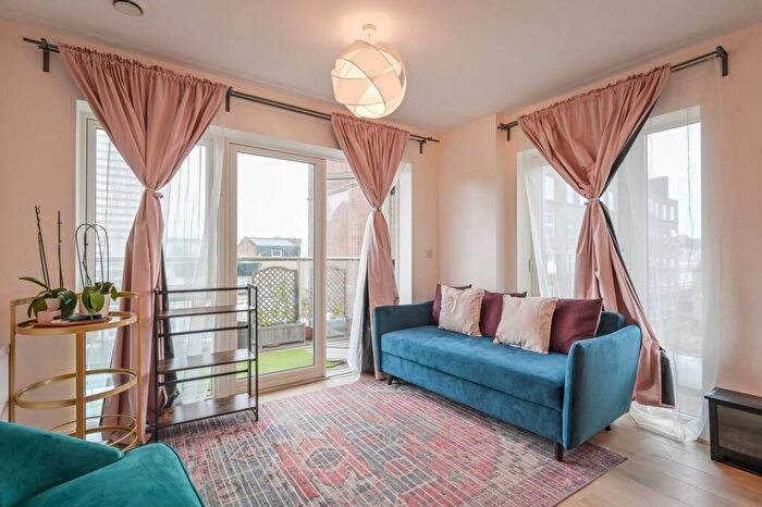 2 Bedroom Flat To Rent In St Clements Avenue, Bow, London, E3