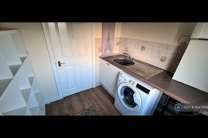 5 Bedroom Semi-Detached House To Rent In Penilee Road, Paisley, PA1