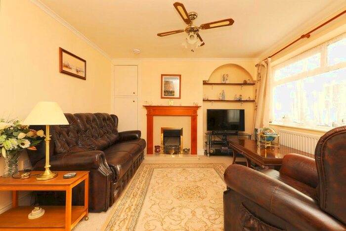 3 Bedroom Semi-Detached House For Sale In Moorland Avenue, Walkeringham, Doncaster, DN10