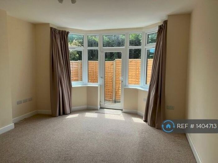 1 Bedroom Flat To Rent In Bassett Close, Southampton, SO16