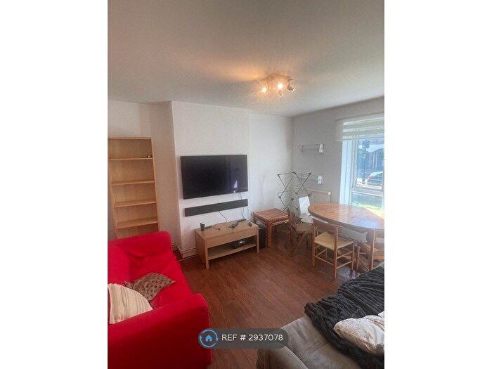 4 Bedroom Flat To Rent In Branksome House, London, SW8