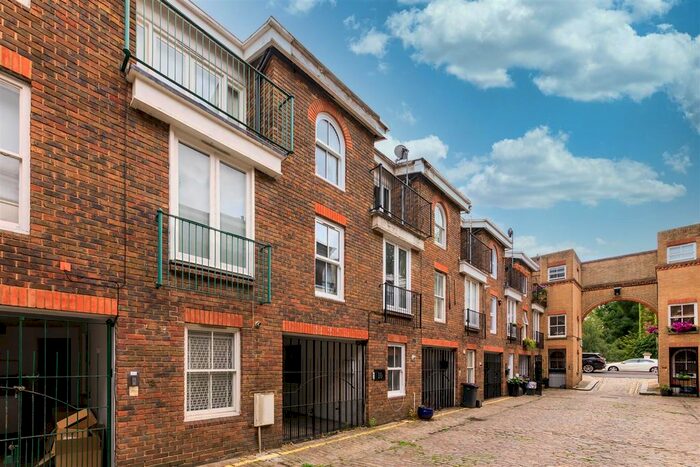3 Bedroom Town House To Rent In Elgin Mews North, Maida Vale, London, W9
