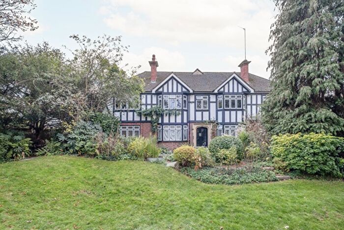 2 Bedroom Flat To Rent In Queens Road, Teddington, TW11