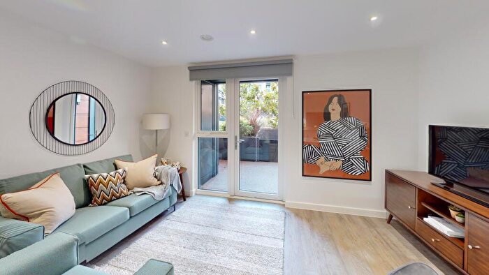 2 Bedroom Apartment To Rent In Queensway, Southampton, Hampshire, SO14