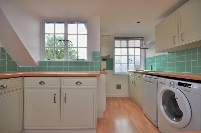 1 Bedroom Flat To Rent In High Street, Esher, Surrey, KT10