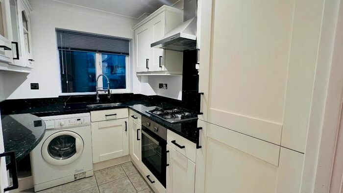 3 Bedroom Flat To Rent In Welland Mews, Wapping, London, E1W