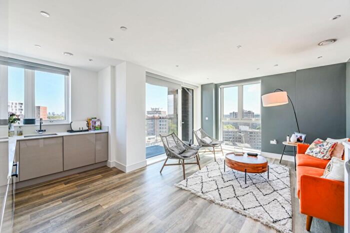 2 Bedroom Flat To Rent In York Road, Battersea, London, SW11