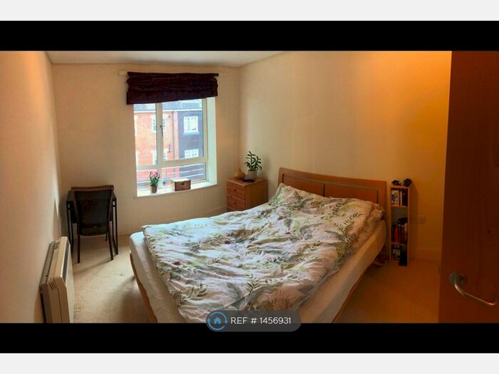 1 Bedroom Flat To Rent In Old Bridge Street, Hampton Wick, KT1
