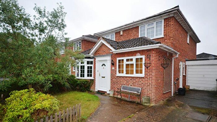 4 Bedroom Link Detached House To Rent In Challenor Close, RG40