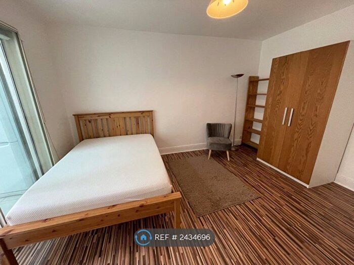 Studio To Rent In Osterley, Hounslow, TW5