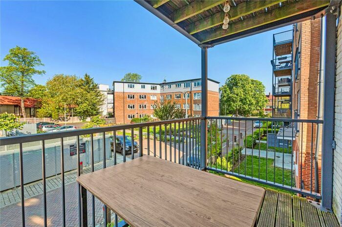 2 Bedroom Flat To Rent In Limerick Close, Balham, London, SW12