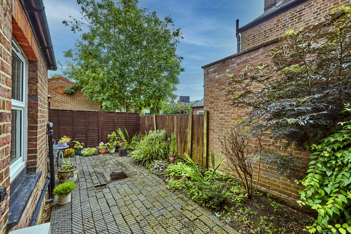 1 Bedroom Maisonette To Rent In Cowper Road, Harpenden, Hertfordshire, AL5