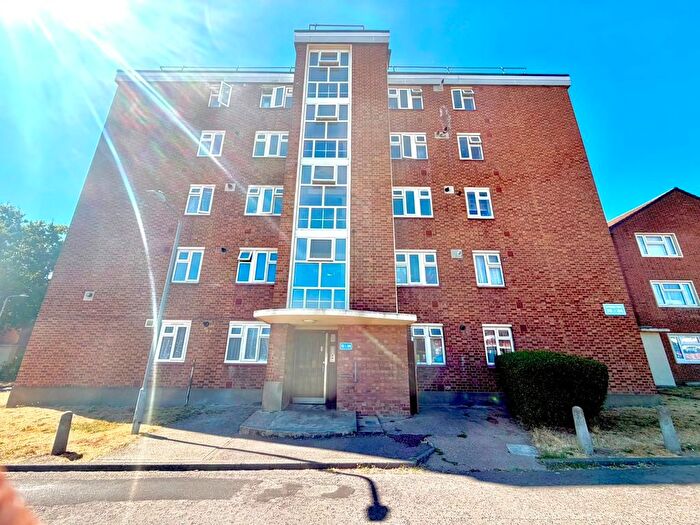 2 Bedroom Flat To Rent In Longwood Gardens, Ilford, IG5