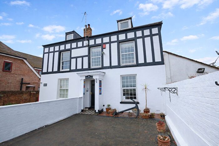 3 Bedroom Semi-detached House For Sale In The Promenade, Hythe, SO45