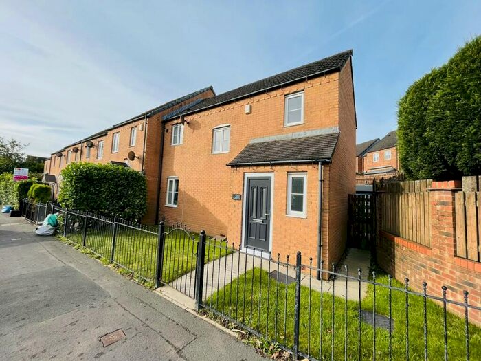 3 Bedroom House To Rent In Keighley Road, Illingworth, Halifax, HX2