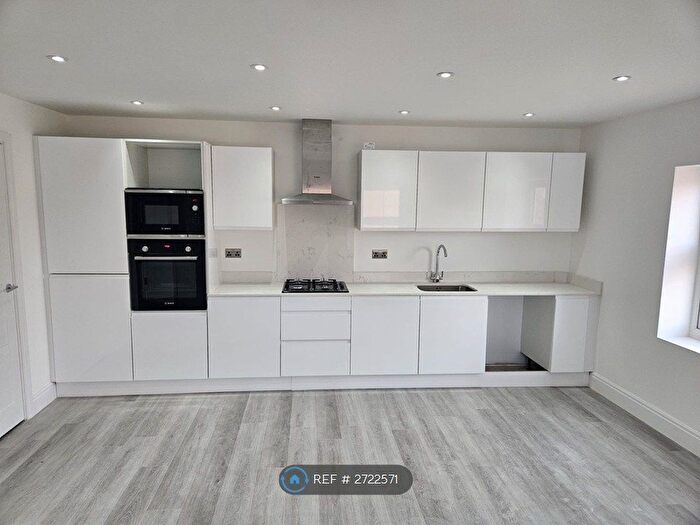 2 Bedroom Flat To Rent In Frontier Court, Woking, GU21