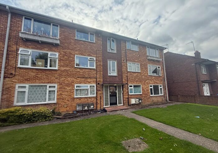 2 Bedroom Flat To Rent In Cunningham Avenue, Enfield, Greater London, EN3