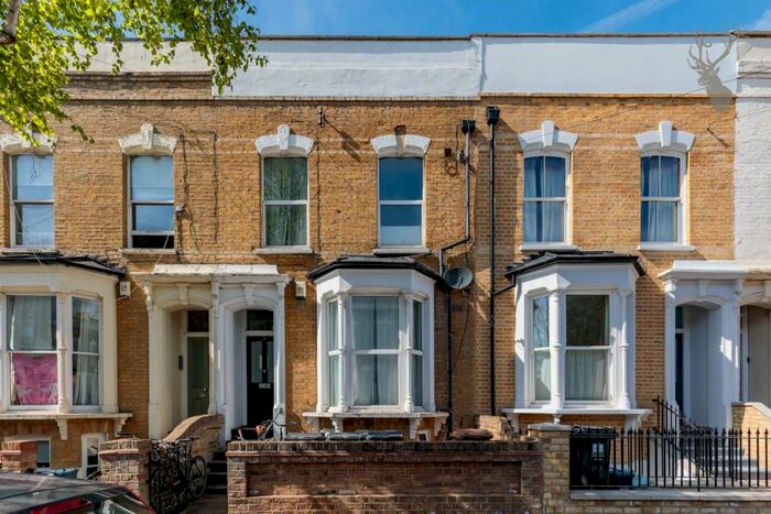 3 Bedroom Flat To Rent In Narford Road, London, E5