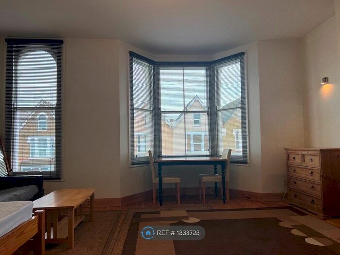 Studio To Rent In Whittington Road, London, N22