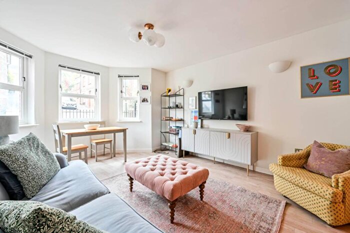 2 Bedroom Flat For Sale In Chantry Place, Guildford, GU1