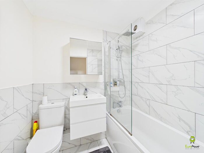 1 Bedroom Flat For Sale In Flat Cloisters Court, Erith Road, Bexleyheath, DA7