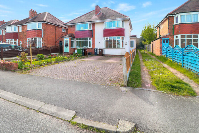 3 Bedroom Semi-Detached House To Rent In Redlands Road, Solihull, B91