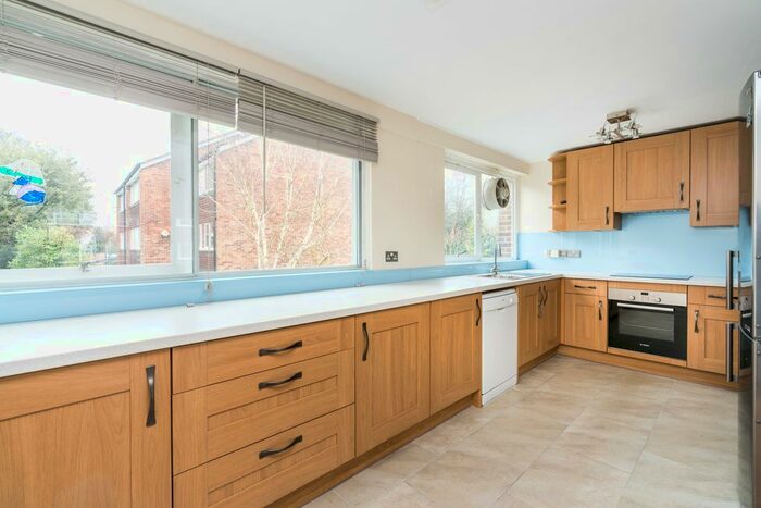 3 Bedroom Town House To Rent In Beaulieu Close, London, SE5
