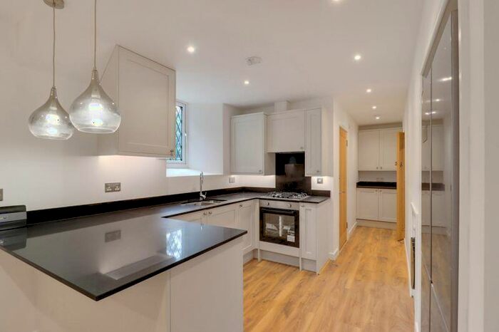 1 Bedroom Flat For Sale In Longcross Road, Chertsey, KT16