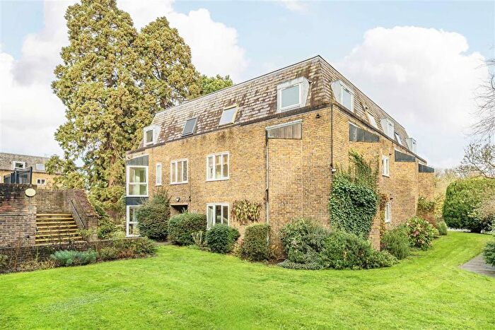 3 Bedroom Flat For Sale In Twickenham Road, Teddington, TW11