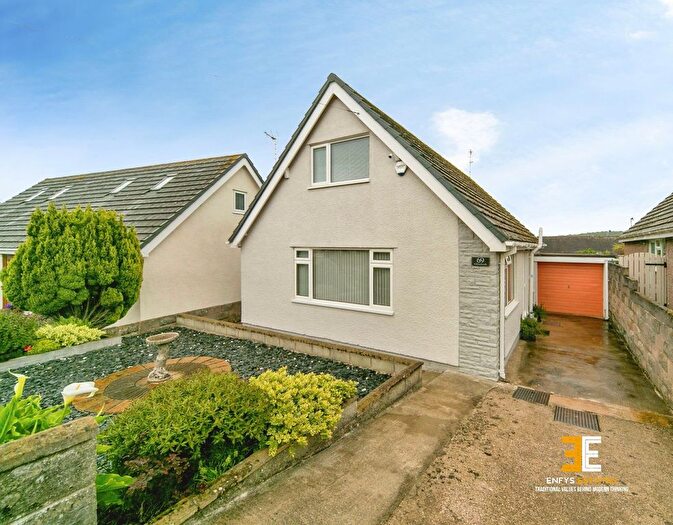 2 Bedroom Bungalow For Sale In Hill View Road, Llanrhos, LL30