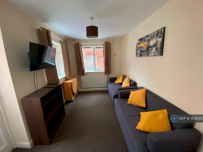 7 Bedroom Terraced House To Rent In Leicester Terrace, Northampton, NN2