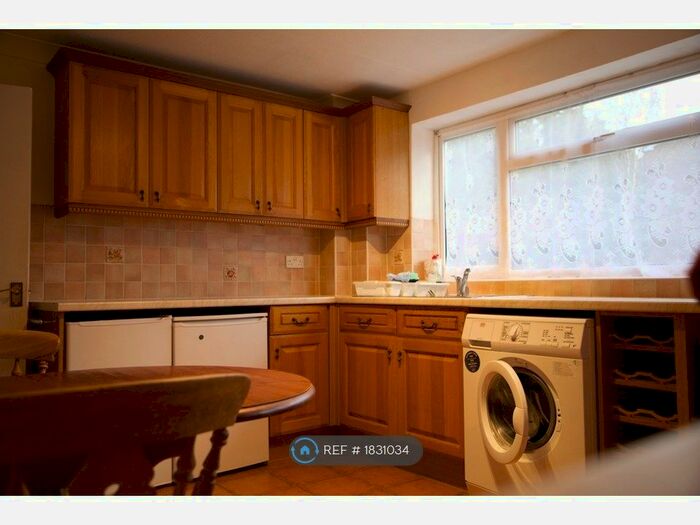 2 Bedroom Maisonette To Rent In Travellers Way, Hounslow, TW4