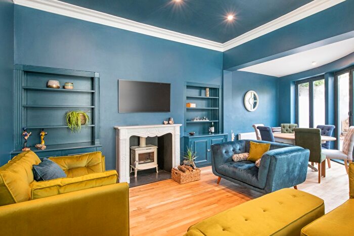 4 Bedroom Detached House To Rent In Friars Stile Road, Richmond, TW10