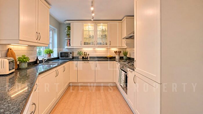 3 Bedroom Flat To Rent In Old Brompton Road, London, SW7