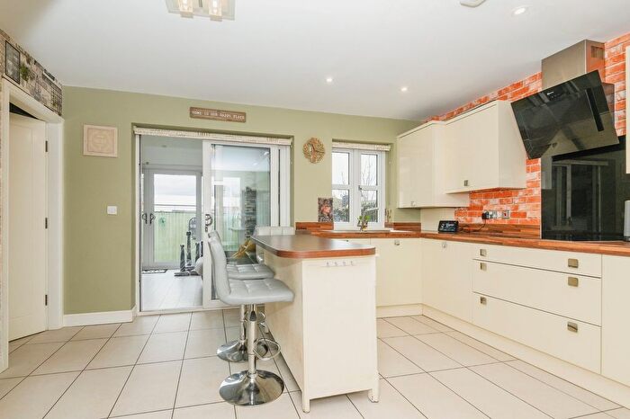 4 Bedroom Detached House For Sale In South Brook Gardens, Mirfield, WF14