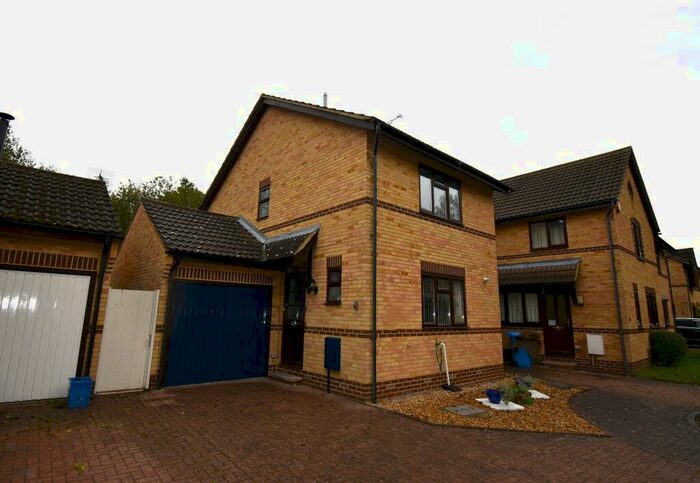 3 Bedroom Detached House To Rent In Newton Road, Farnborough, GU14