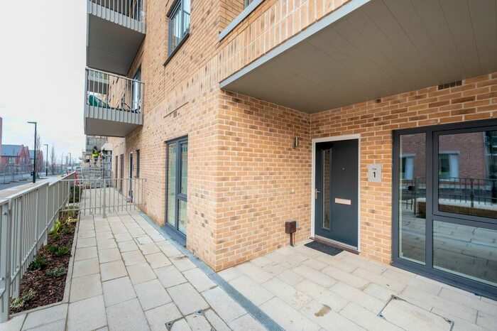 3 Bedroom Flat To Rent In Springfield Drive, Tooting Bec, London, SW17