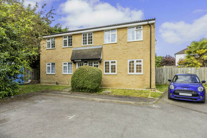 1 Bedroom Apartment To Rent In Minstrel Gardens, Surbiton, KT5