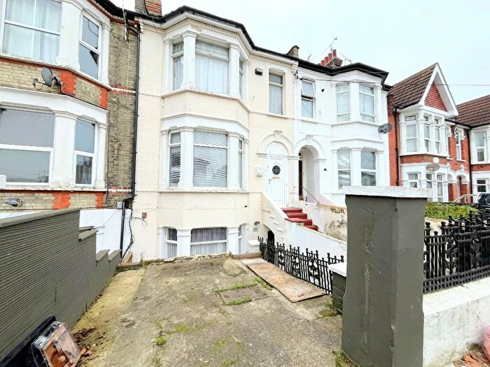 1 Bedroom Flat To Rent In Lancaster Gardens, Southend-On-Sea, Essex, SS1