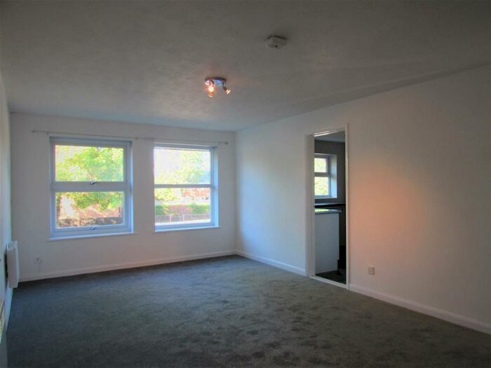 2 Bedroom Flat To Rent In Delamere Gardens, Linslade, LU7