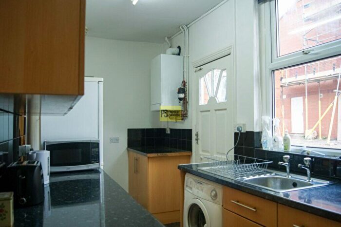 4 Bedroom End Of Terrace House To Rent In Dawlish Road, Birmingham, B29