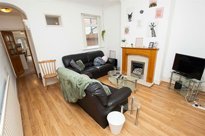 3 Bedroom House To Rent In Warwards Lane, Birmingham, B29