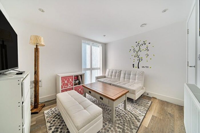 2 Bedroom Flat For Sale In Banks House, Hounslow, Isleworth, TW7